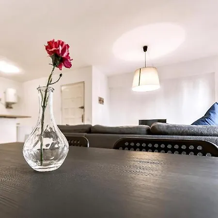 Apartamento Con Dos Dormitorios Cerca De Playa, En Playa De Las Amercias *