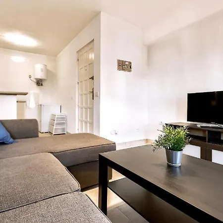 Apartamento Con Dos Dormitorios Cerca De Playa, En Playa De Las Amercias *